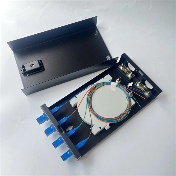Switching bays of complete switching equipment include high-voltage switchgear